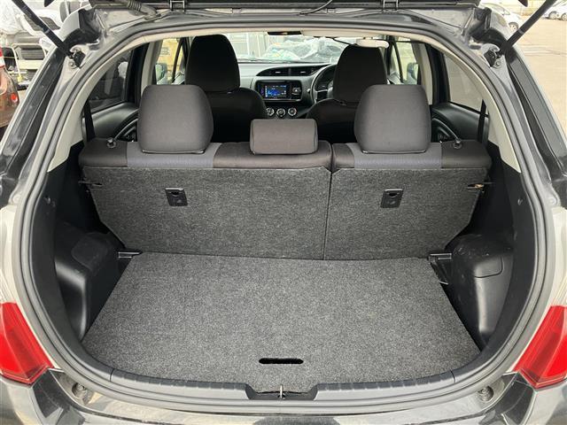 ヴィッツ １．３Ｆ　ＬＥＤエディション　社外ディスプレイオーディオ／夏冬タイヤ／エンジンスターター／ワイパーデアイサー／ＬＥＤヘッドライト／オートライト／保証書／取扱説明書（29枚目）