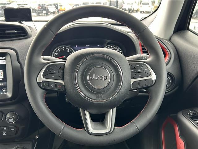 ジープ・レネゲード トレイルホーク 純正ナビ/フルセグTV/純正AW付き夏冬タイヤ/バックカメラ/ドライブレコーダー/クルーズコントロール/車線逸脱警報/ブラインドスポットモニター/コーナーセンサー/ルーフレール/ETC/ワンオーナー(2枚目)