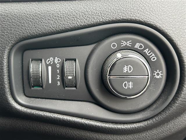 ジープ・レネゲード トレイルホーク 純正ナビ/フルセグTV/純正AW付き夏冬タイヤ/バックカメラ/ドライブレコーダー/クルーズコントロール/車線逸脱警報/ブラインドスポットモニター/コーナーセンサー/ルーフレール/ETC/ワンオーナー(13枚目)