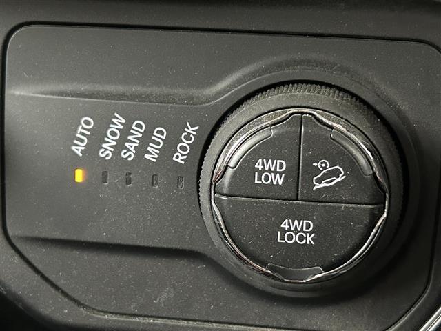 ジープ・レネゲード トレイルホーク 純正ナビ/フルセグTV/純正AW付き夏冬タイヤ/バックカメラ/ドライブレコーダー/クルーズコントロール/車線逸脱警報/ブラインドスポットモニター/コーナーセンサー/ルーフレール/ETC/ワンオーナー(18枚目)