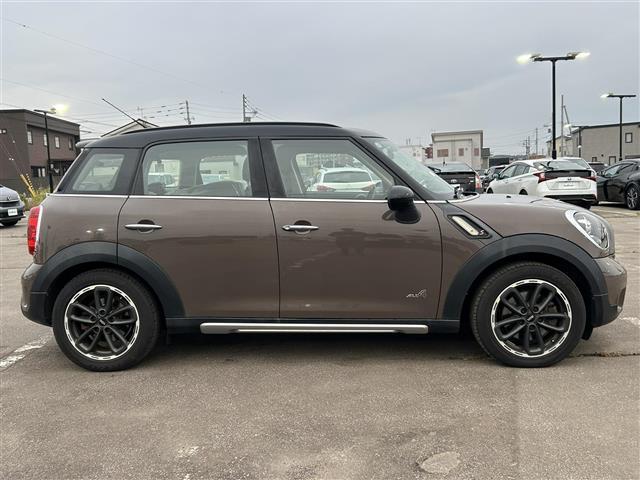 ＭＩＮＩ クーパーＳ　クロスオーバー　オール４　純正メモリナビ／フルセグＴＶ／夏冬タイヤ／ドライブレコーダー／バックカメラ／ＡＢＳ／オートライト／横滑り防止装置／パドルシフト／シートヒーター／フロアマット／プッシュスタート／スマートキー／スペアキー（36枚目）