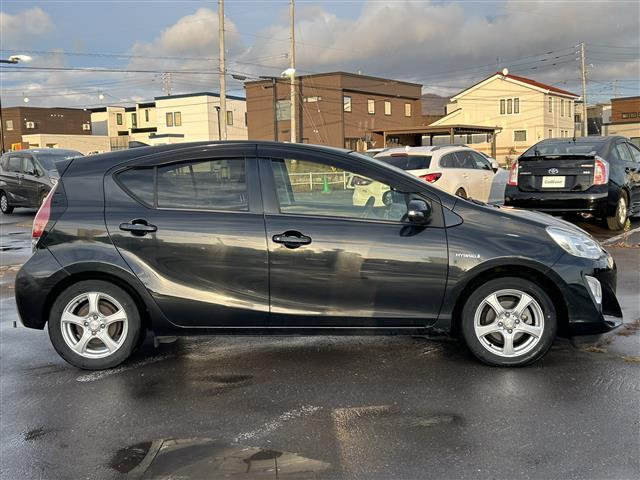 アクア S 純正SDナビ/フルセグTV/夏冬タイヤ/エンジンスターター/バックカメラ/オートライト/ABS/社外AW/フロアマット/ETC/プッシュスタート/スマートキー/スペアキー/ETC/保証書/取扱説明書(36枚目)