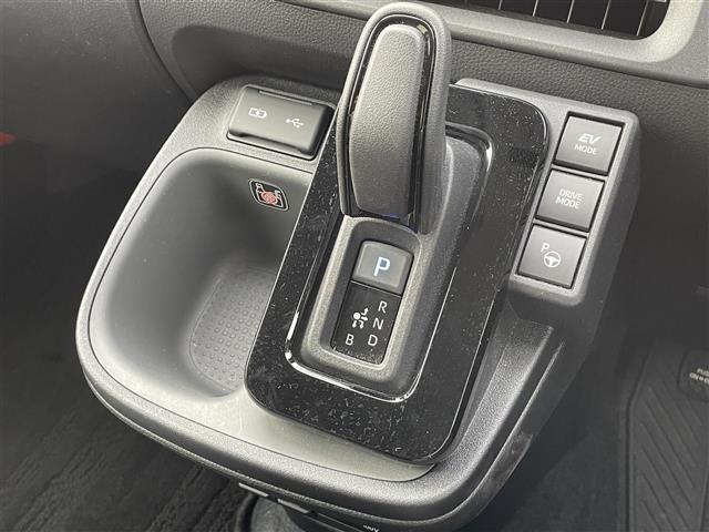 シエンタ ハイブリッドＺ　純正ナビ／フルセグＴＶ／寒冷地仕様／バックカメラ／シートヒーター／ハンドルウォーマー／パワースライドドア／レーダークルーズコントロール／ブラインドスポットモニター／レーンキープアシスト／ＥＴＣ（8枚目）