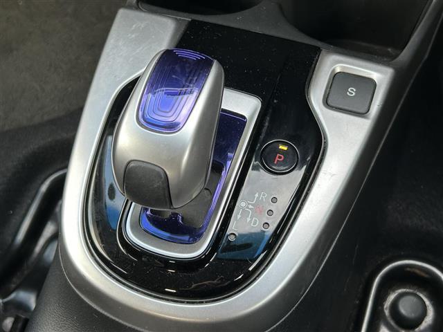 フィットハイブリッド Ｆパッケージ　社外ナビ／フルセグＴＶ／寒冷地仕様／バックカメラ／ＥＴＣ／プッシュスタート／スマートキー／純正フロアマット／横滑り防止装置／ドアバイザー／ウィンカーミラー／純正ホイールキャップ／アイドリングストップ（11枚目）