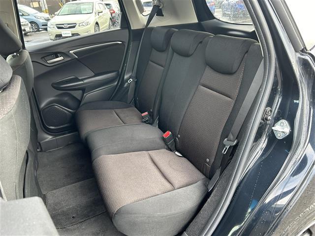 フィットハイブリッド Ｆパッケージ　社外ナビ／フルセグＴＶ／寒冷地仕様／バックカメラ／ＥＴＣ／プッシュスタート／スマートキー／純正フロアマット／横滑り防止装置／ドアバイザー／ウィンカーミラー／純正ホイールキャップ／アイドリングストップ（30枚目）