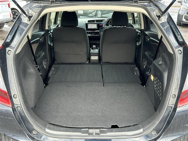 フィットハイブリッド Ｆパッケージ　社外ナビ／フルセグＴＶ／寒冷地仕様／バックカメラ／ＥＴＣ／プッシュスタート／スマートキー／純正フロアマット／横滑り防止装置／ドアバイザー／ウィンカーミラー／純正ホイールキャップ／アイドリングストップ（32枚目）