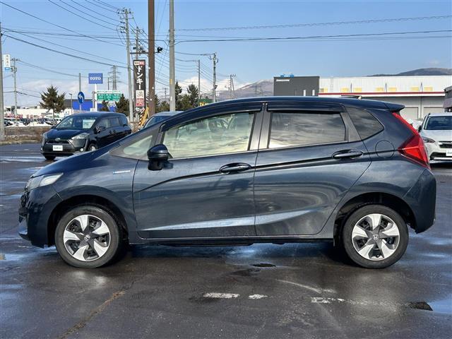 フィットハイブリッド Ｆパッケージ　社外ナビ／フルセグＴＶ／寒冷地仕様／バックカメラ／ＥＴＣ／プッシュスタート／スマートキー／純正フロアマット／横滑り防止装置／ドアバイザー／ウィンカーミラー／純正ホイールキャップ／アイドリングストップ（39枚目）