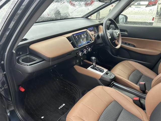 フィット ｅ：ＨＥＶリュクス　純正ナビ／フルセグＴＶ／ドライブレコーダー／バックカメラ／寒冷地仕様／シートヒーター／ハンドルウォーマー／コーナーセンサー／レーダークルーズコントロール／レーンキープアシスト／オートハイビーム／ＥＴＣ（29枚目）