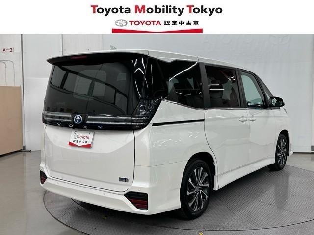 ヴォクシー ハイブリッドＳ－Ｚ　パワーウィンドウ　ＤＶＤ再生機能　インテリキー　横滑防止装置　地デジＴＶ　アクティブクルーズコントロール　フルオートエアコン　リアカメラ　エアバッグ　ＡＢＳ　１００Ｖ充電　ナビＴＶ　ＷＡＣ　キーレス（3枚目）