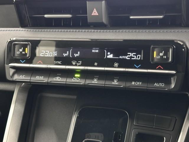 ヴォクシー ハイブリッドＳ－Ｚ　パワーウィンドウ　ＤＶＤ再生機能　インテリキー　横滑防止装置　地デジＴＶ　アクティブクルーズコントロール　フルオートエアコン　リアカメラ　エアバッグ　ＡＢＳ　１００Ｖ充電　ナビＴＶ　ＷＡＣ　キーレス（10枚目）