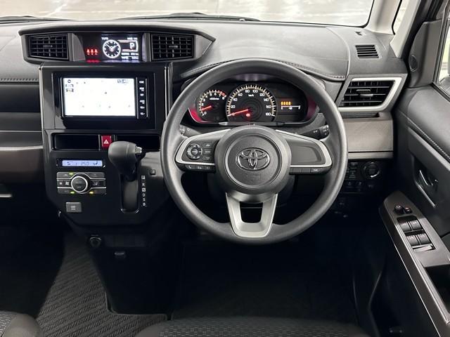 シックな色使いの運転席周りですね。すっきりとしたデザインで上品な色使いです。居心地の良い運転席、長く座ってられるリラックスできるデザインがいいですね。