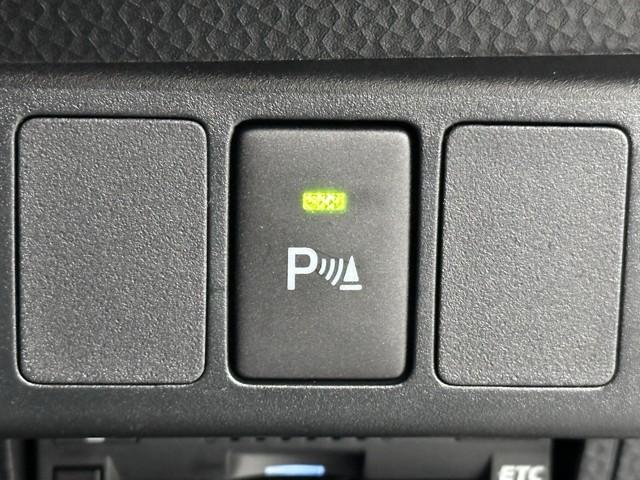 クリアランスソナーが付いています。　車にはどうしても死角ができるもの。　でも、センサーで障害物を感知して音などで知らせてくれるので、暗い道や狭い道でも安心して運転できますよ。