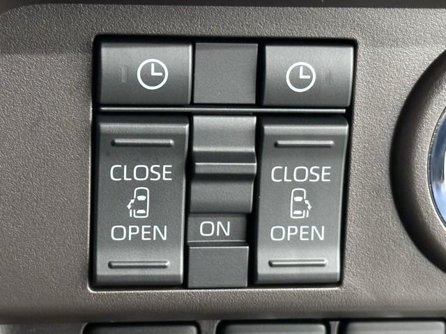 パワースライドドア装備で乗降りラクラク！　開閉もスイッチ一つでワンタッチですよ。　お子様やお年寄りの方も安心してお乗りできます。　坂道で開閉が重くなってしまう時に便利ですよ。