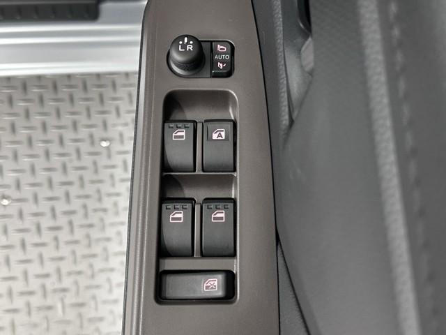 パワーウィンドウのスイッチですよ。　運転席に居ながら窓を開け閉めのコントロールできますよ。　ロック機能で、子供がイタズラして窓を開けるという事も無くなりますよ。