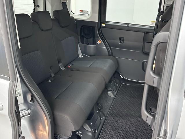 足元広々の座り心地良好、後席ですよ。　ドライビング中、長い間同じ体勢で居るのって大変ですよね。　長く座っているものだから、リラックスできるシートがいいですよね。