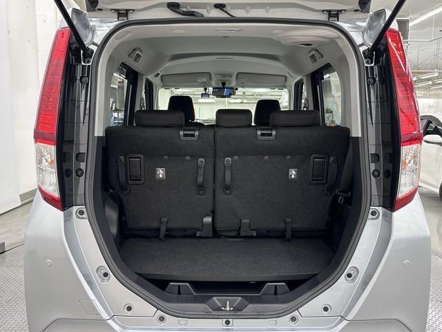 とても広々、大きな開口部の荷室スペースですね。　開口部広々だから、大きな荷物も楽々収納出来ちゃいますね。　荷物スペースは広いほうがいいですよね。