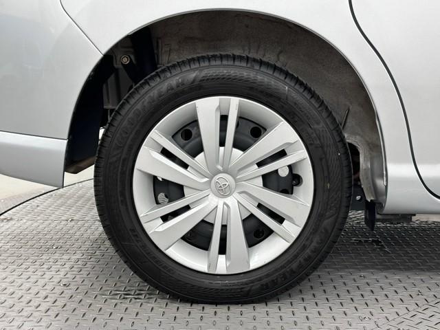 ホイールキャップ付です。　ホイールの上にカバーを付けています。　デザインの事も考えられていますが、空力のことも考えられているんですよ。