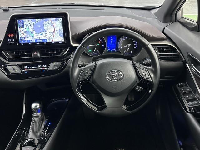 Ｃ－ＨＲ Ｇ　ハーフ革　ＴＳＳ　エアロ　アイドルストップ　ＤＶＤ再生可　定期点検記録簿　ＬＥＤヘッド　バックモニタ　イモビライザー　ナビ＆ＴＶ　ＥＴＣ付　キーフリーシステム　スマキー　横滑り防止機能　クルーズＣ（4枚目）