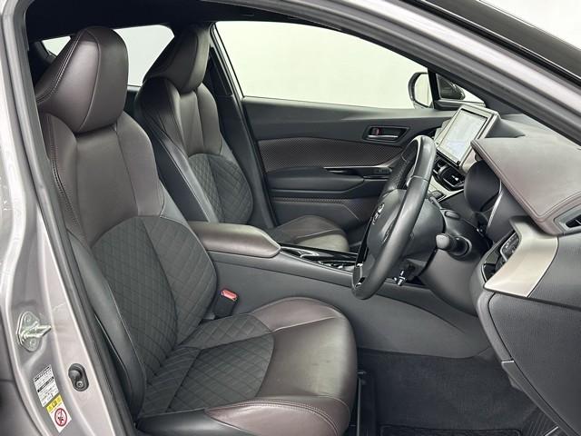 Ｃ－ＨＲ Ｇ　ハーフ革　ＴＳＳ　エアロ　アイドルストップ　ＤＶＤ再生可　定期点検記録簿　ＬＥＤヘッド　バックモニタ　イモビライザー　ナビ＆ＴＶ　ＥＴＣ付　キーフリーシステム　スマキー　横滑り防止機能　クルーズＣ（16枚目）