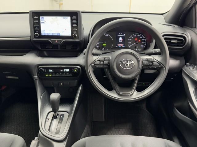 ヤリス ハイブリッドX サイドエアバッグ 盗難防止 ドラレコ VSC クルコン 4WD アイドリングストップ ETC スマートキー 寒冷地仕様 記録簿 ナビ オートエアコン ミュージックプレイヤー接続可 メモリーナビ ABS(5枚目)