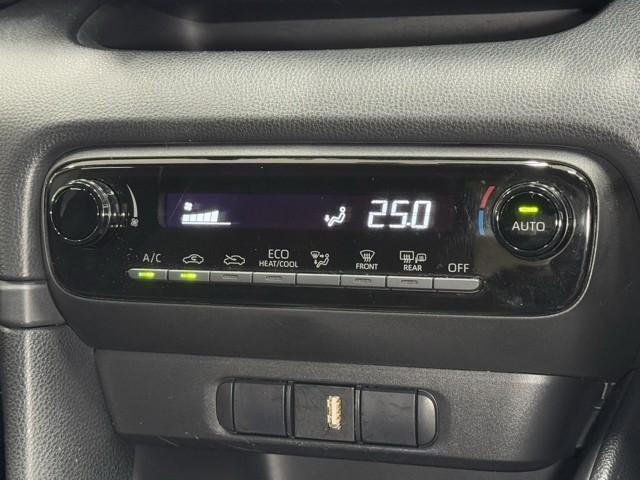 ヤリス ハイブリッドX サイドエアバッグ 盗難防止 ドラレコ VSC クルコン 4WD アイドリングストップ ETC スマートキー 寒冷地仕様 記録簿 ナビ オートエアコン ミュージックプレイヤー接続可 メモリーナビ ABS(10枚目)