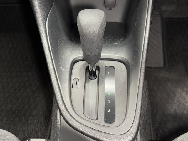 ヤリス ハイブリッドX サイドエアバッグ 盗難防止 ドラレコ VSC クルコン 4WD アイドリングストップ ETC スマートキー 寒冷地仕様 記録簿 ナビ オートエアコン ミュージックプレイヤー接続可 メモリーナビ ABS(13枚目)