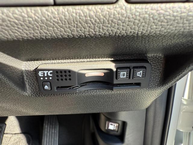 フリードハイブリッド ハイブリッド・Gホンダセンシング 軽減ブレーキ キーフリーシステム 記録簿 DVD再生可能 後カメラ Aクルーズ 地デジフルセグTV LEDヘッドランプ 横滑防止 パワーウインドウ 3列シート USB(15枚目)