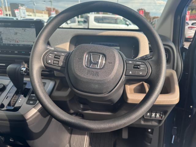 フリード エアー クルコン 横滑り防止機能 サイドカーテンエアバック USB フルオートエアコン 3列シート クリアランスソナー フルセグ キーレス LEDヘッドランプ 衝突軽減 パワーステアリング Bカメラ(12枚目)