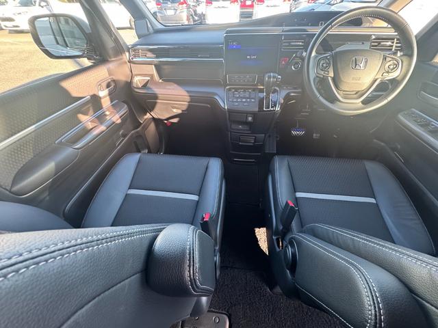 ステップワゴンスパーダ スパーダ・クールスピリットホンダセンシング　サイドエアバック　スマートキ　左右電動スライドドア　バックモニタ　Ｗエアコン　ナビ＆ＴＶ　三列シート　ＵＳＢ　助手席エアバッグ　ＡＡＣ　横滑り防止機能（4枚目）