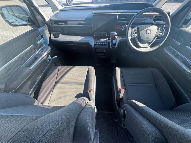 ステップワゴンスパーダ スパーダホンダセンシング　盗難防止　助手席エアバッグ　フロントカメラ　Ｗパワスラ　記録簿有　地デジ　サイドエアバッグ　ベンチシート　ＬＥＤライト　横滑り防止システム　オートエアコン　リアカメラ（4枚目）