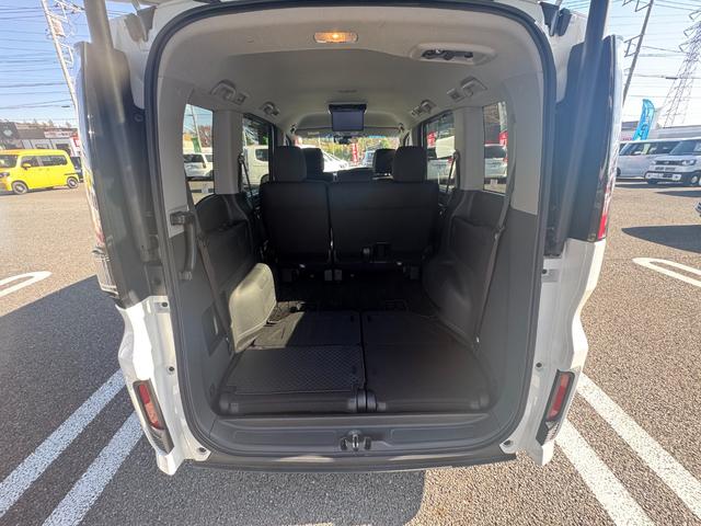 ステップワゴンスパーダ スパーダホンダセンシング　盗難防止　助手席エアバッグ　フロントカメラ　Ｗパワスラ　記録簿有　地デジ　サイドエアバッグ　ベンチシート　ＬＥＤライト　横滑り防止システム　オートエアコン　リアカメラ（9枚目）