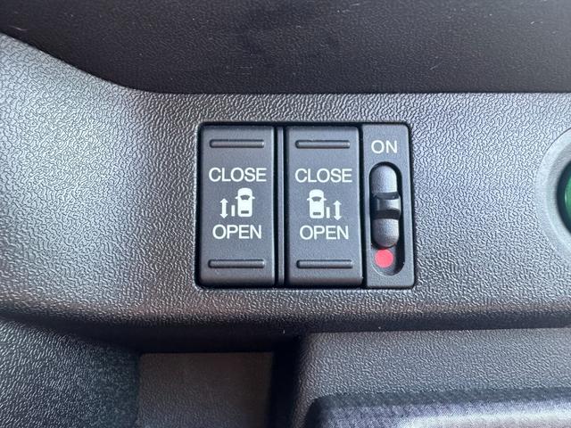 ステップワゴンスパーダ スパーダホンダセンシング　盗難防止　助手席エアバッグ　フロントカメラ　Ｗパワスラ　記録簿有　地デジ　サイドエアバッグ　ベンチシート　ＬＥＤライト　横滑り防止システム　オートエアコン　リアカメラ（19枚目）