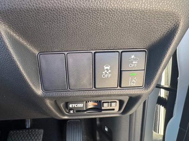 ステップワゴンスパーダ スパーダホンダセンシング　盗難防止　助手席エアバッグ　フロントカメラ　Ｗパワスラ　記録簿有　地デジ　サイドエアバッグ　ベンチシート　ＬＥＤライト　横滑り防止システム　オートエアコン　リアカメラ（20枚目）