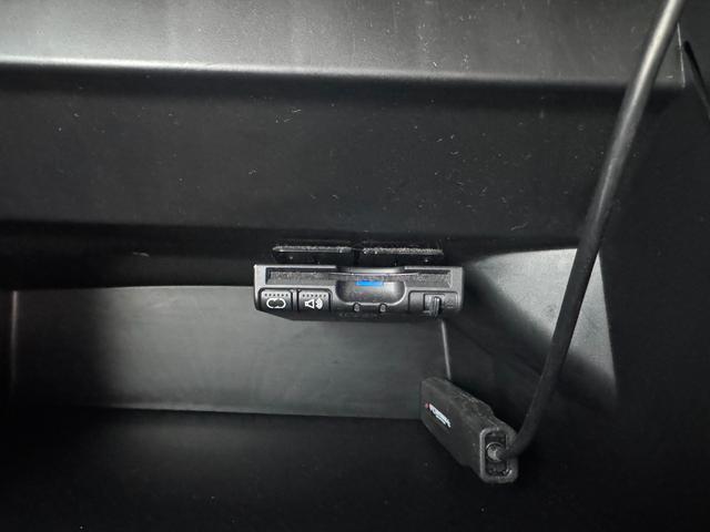 N-BOXカスタム GSSパッケージ 両側パワ-スライドドア LEDランプ TVナビ 整備記録簿 スマ-トキ- Bカメ ETC付き エアコン ESC A-STOP 盗難防止システム パワーウィンドウ DVD ABS(13枚目)