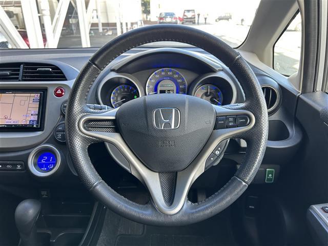 フィットハイブリッド スマートセレクション 社外7型ナビ/CD/DVD/FM/AM/USB/ワンセグTV/バックカメラ/オートライト/ETC車載器/スマートキー/クルーズコントロール/純正フロアマット/エアバッグ/オートエアコン/純正15AW/(13枚目)