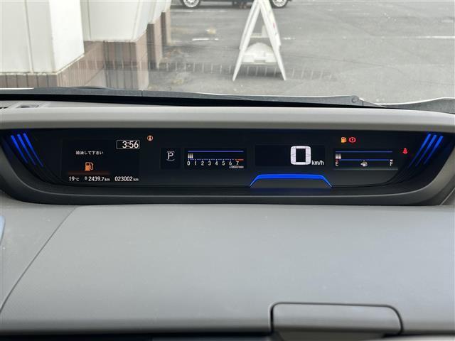 フリード G・ホンダセンシング 社外7インチナビ/Bluetooth/CD/DVD/ホンダセンシング/クルーズコントロール/ETC/両側パワースライドドア/レーンキープアシスト/3列シート/チップアップシート/ドラレコ/純正15AW(14枚目)