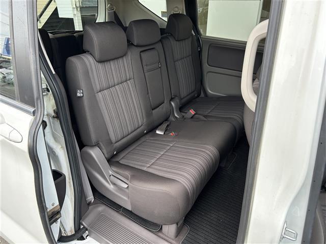 フリード G・ホンダセンシング 社外7インチナビ/Bluetooth/CD/DVD/ホンダセンシング/クルーズコントロール/ETC/両側パワースライドドア/レーンキープアシスト/3列シート/チップアップシート/ドラレコ/純正15AW(24枚目)