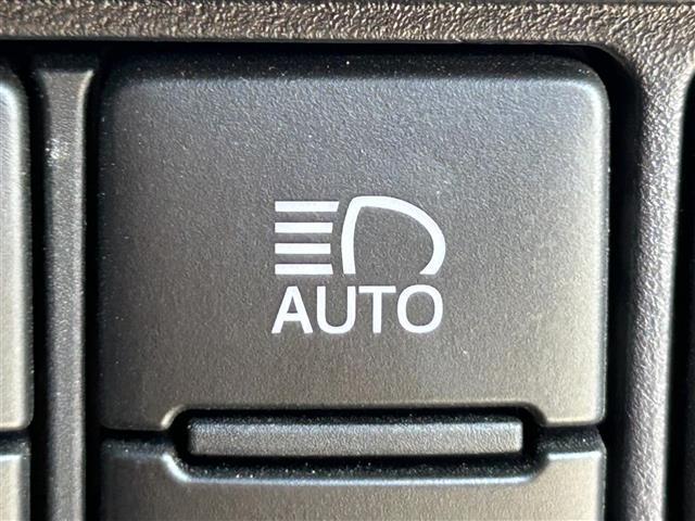 ヴォクシー ＺＳ　煌ＩＩ　７人乗り／純正１０型ナビ／ＦＭ／ＡＭ／ＣＤ／ＤＶＤ／ＳＤ／Ｂｌｕｅｔｏｏｔｈ／後席モニター／両側電動スライドドア／ビルトインＥＴＣ２．０／ドラレコ／オートライト／オートハイビーム／ＬＥＤヘッドライト／（6枚目）