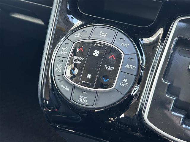 ヴォクシー ＺＳ　煌ＩＩ　７人乗り／純正１０型ナビ／ＦＭ／ＡＭ／ＣＤ／ＤＶＤ／ＳＤ／Ｂｌｕｅｔｏｏｔｈ／後席モニター／両側電動スライドドア／ビルトインＥＴＣ２．０／ドラレコ／オートライト／オートハイビーム／ＬＥＤヘッドライト／（18枚目）