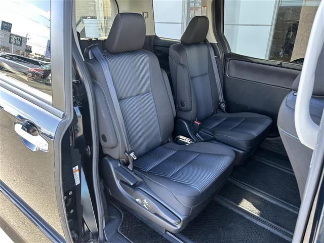 ヴォクシー ＺＳ　煌ＩＩ　７人乗り／純正１０型ナビ／ＦＭ／ＡＭ／ＣＤ／ＤＶＤ／ＳＤ／Ｂｌｕｅｔｏｏｔｈ／後席モニター／両側電動スライドドア／ビルトインＥＴＣ２．０／ドラレコ／オートライト／オートハイビーム／ＬＥＤヘッドライト／（21枚目）