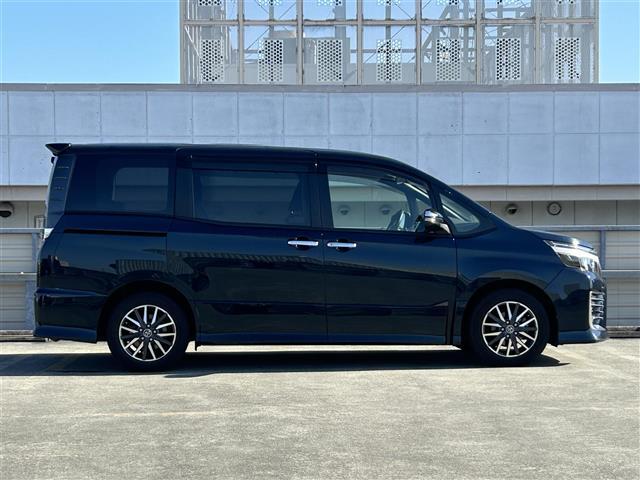 ヴォクシー ＺＳ　煌ＩＩ　７人乗り／純正１０型ナビ／ＦＭ／ＡＭ／ＣＤ／ＤＶＤ／ＳＤ／Ｂｌｕｅｔｏｏｔｈ／後席モニター／両側電動スライドドア／ビルトインＥＴＣ２．０／ドラレコ／オートライト／オートハイビーム／ＬＥＤヘッドライト／（34枚目）