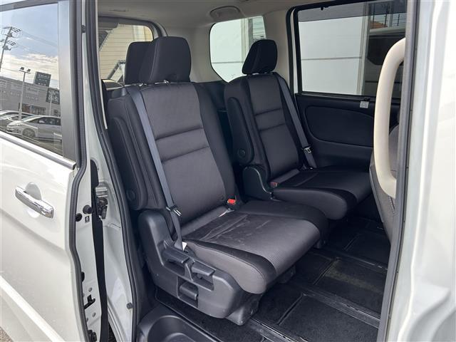 セレナ e-パワー ハイウェイスターV プロパイロット/純正10型ナビ/CD/DVD/ブルーレイ/Bluetooth/フルセグTV/両側電動スライドドア/フリップダウンモニター/追従クルコン/ビルトインETC/全周囲カメラ/オートハイビーム(21枚目)