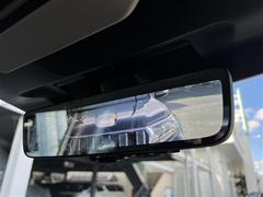 【デジタルインナーミラー】車両後方カメラの映像をミラーに映すことが出来ます。　そのため、後席に人や荷物があって後方が見えづらい場合でもしっかり視界を確保することが出来ます。 3