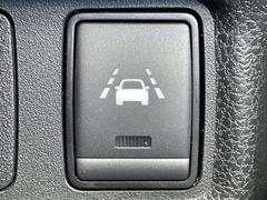 【車線逸脱警報システム（ＬＤＷ）】車線を外れそうになると、警報ブザーと画面表示で注意を促します。さらに車線逸脱防止支援機能がブレーキを短時間制御し、クルマを車線内に戻すサポートを行います。 6