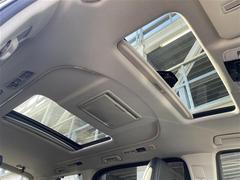 【ツインムーンルーフ】天井から太陽の穏やかな光や爽やかな風を取り込むことができる、トヨタの「サンルーフ」です！頭上のスイッチでムーンルーフを開閉することができます。 6