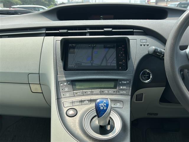 プリウス Ｓ　純正ナビ　ワンセグ　Ｂｌｕｅｔｏｏｔｈ／ＣＤ／ＤＶＤ可　前後コーナーセンサー　バックカメラ　オートライト　プッシュスタート　スマートキー　ドアバイザー　純正フロアマット　ダウンサス　横滑り防止装置（16枚目）