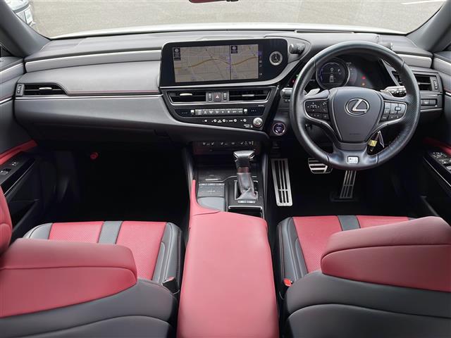 ＥＳ ＥＳ３００ｈ　Ｆスポーツ　純正メーカーナビ　パノラミックビューモニター　サンルーフ　カラーヘッドアップディスプレイ　デジタルインナーミラー　Ｆスポ専用アレンジキャリパー　パーキングサポートブレーキ　パワーバックドア　ＥＴＣ（2枚目）