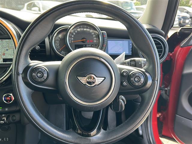 ＭＩＮＩ クーパー　純正ナビ／バックカメラ／ツートンカラー／レーダー探知機／ＭＴモード付ＡＴ／ＵＳＢ入力端子／Ｂｌｕｅｔｏｏｔｈ接続／ドライブレコーダー／純正アルミホイール／社外フロアマット／オートエアコン／スマートキー（3枚目）