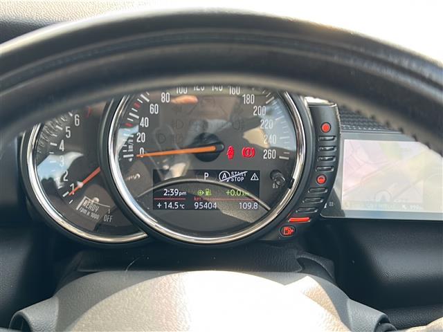 ＭＩＮＩ クーパー　純正ナビ／バックカメラ／ツートンカラー／レーダー探知機／ＭＴモード付ＡＴ／ＵＳＢ入力端子／Ｂｌｕｅｔｏｏｔｈ接続／ドライブレコーダー／純正アルミホイール／社外フロアマット／オートエアコン／スマートキー（4枚目）