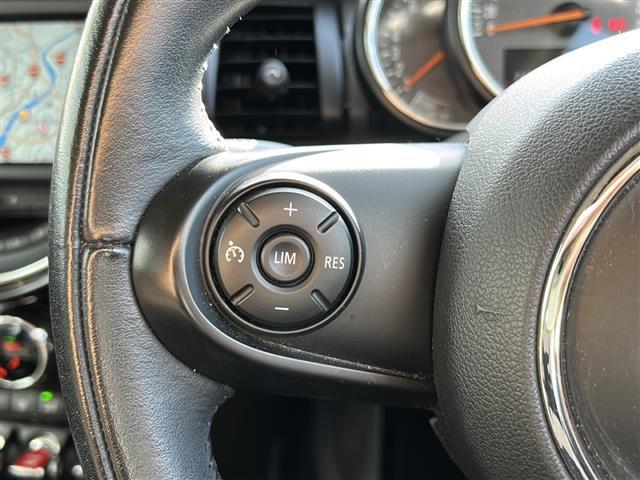 ＭＩＮＩ クーパー　純正ナビ／バックカメラ／ツートンカラー／レーダー探知機／ＭＴモード付ＡＴ／ＵＳＢ入力端子／Ｂｌｕｅｔｏｏｔｈ接続／ドライブレコーダー／純正アルミホイール／社外フロアマット／オートエアコン／スマートキー（5枚目）